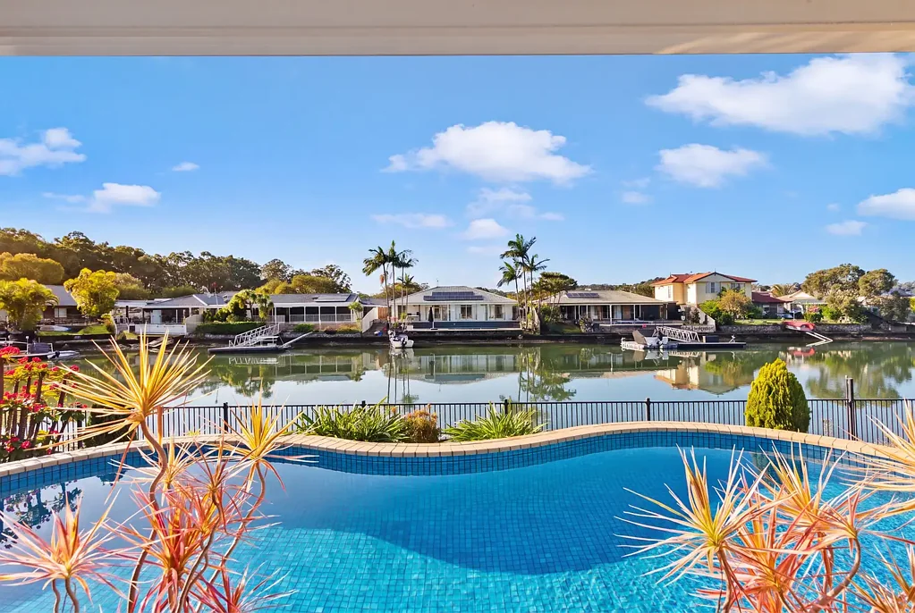Currumbin Waters 4Zimmer Ocean-Access Waterfront Wonderland - First Time Offered in 32 Years!