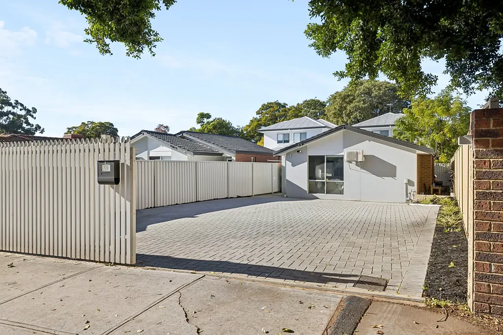 East Victoria Park 3Zimmer FULLY RENOVATED. PRIME LOCATION. NOTING LEFT TO DO.