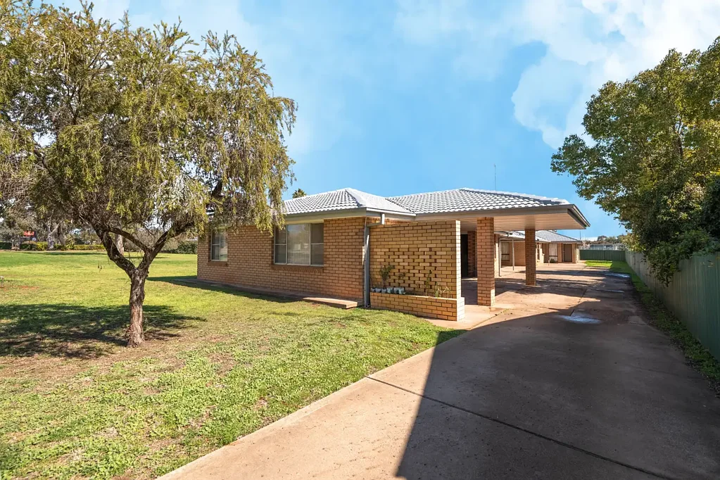 Parkes 6 Bedroom Excellent Investment Potential - Block of 4 Units