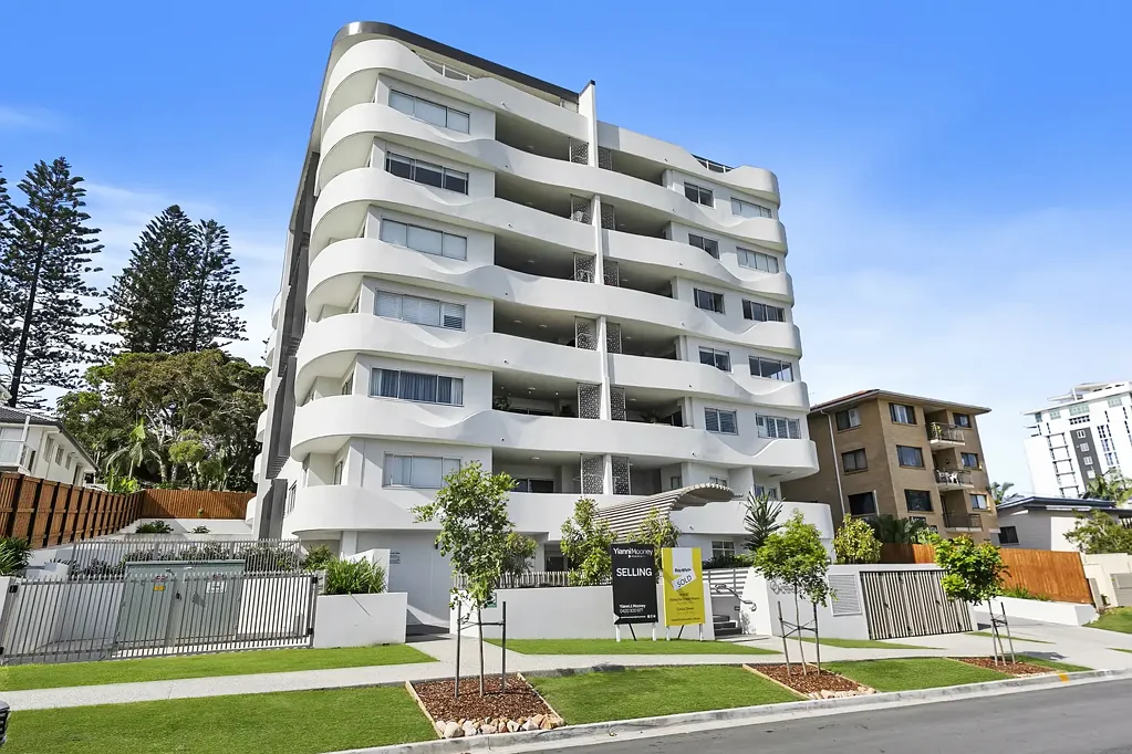 FURNISHED-2 BEDROOM  2 BATHROOM 1 GARAGE- MODERN APARTMENT-  KINGS BEACH - GREAT LOCATION