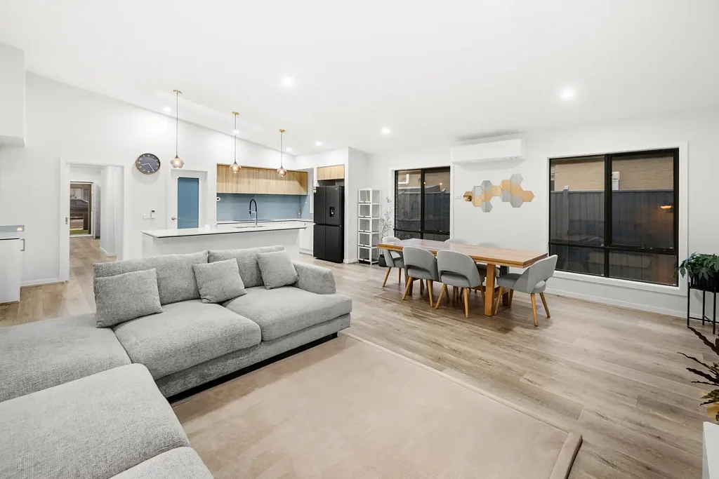 Deanside 4房 Deanside宁静社区 420m²实用地块 倾斜天花板设计 开放式厨餐区 四卧带主套房 全年可用户外区 双车库环氧地坪 The Ultimate Family Entertainer with Elevated Finishes!