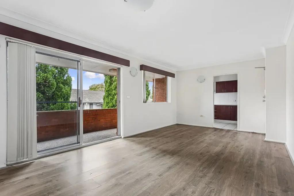 Spacious 2-Bedroom – Walk to Station, Shops & Schools