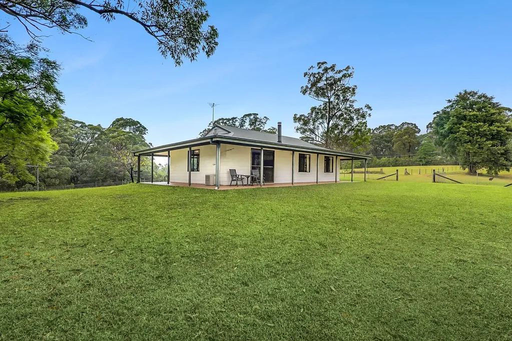Kurrajong Hills 3房 5.7公顷开阔耕地 宁静乡村环境 自然灌木环绕 多功能田园生活 三车库棚屋实用 14 Acres of Arable and Native Bushland at First Glance