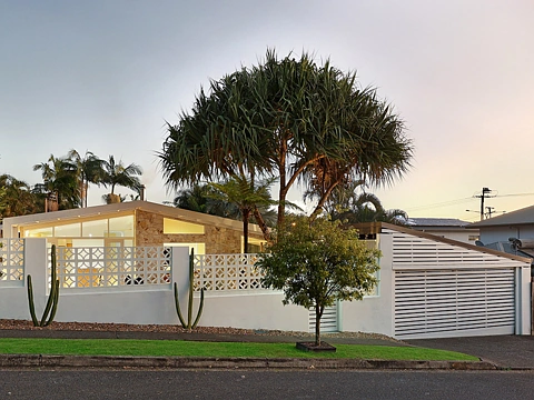 Burleigh Heads 3 Bedroom Benchmark Burleigh Beach Retreat