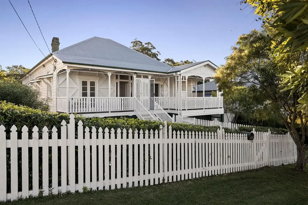 Toowong 3房 1,427m²宽土地 临街20米 壮丽城市景观 宽敞前阳台 三卧带吊扇 主卧带书房 特色VJ墙板 宽敞厨房 家庭室通露台 树环绕泳池 广阔后院潜力 Grand Family Home With Breathtaking City Views