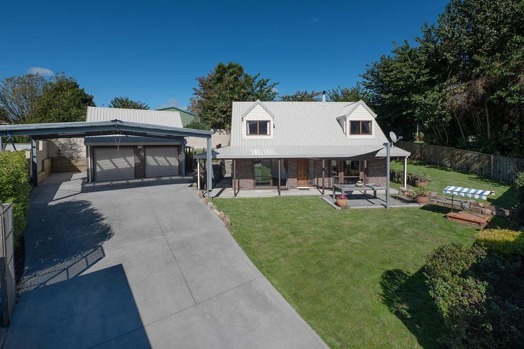 Pukehangi 3房  Privately positioned, sun-soaked family living