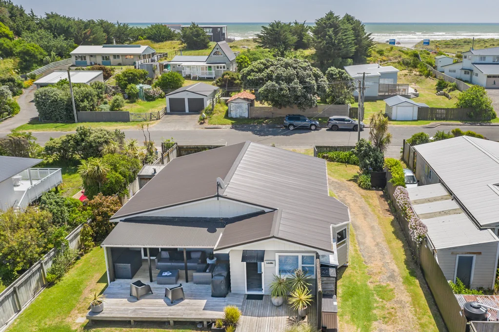 Waitarere Beach 3房  Fresh, modern and moments from the sand