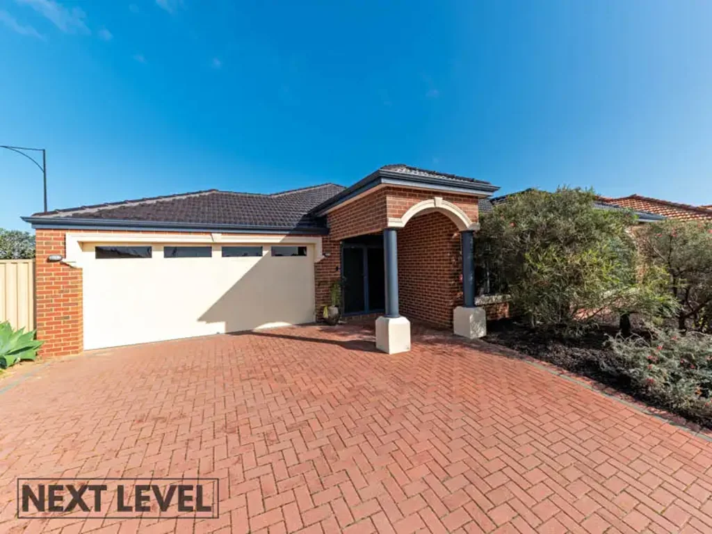 Butler 4ਬੈੱਡਰੂਮ UNDER OFFER ! Big, Big, Bigger – Space, Style & Sparkling Pool & Approximately 273m of Living!