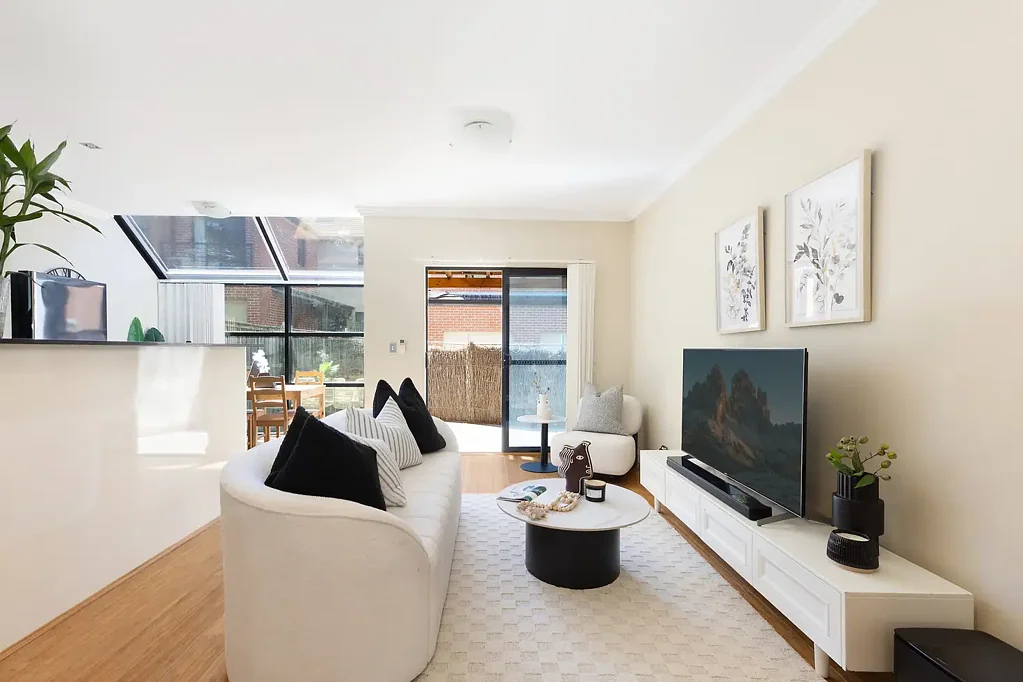 3 Bedroom Townhouse with Timber floors | Walk to Schools, Shops & Transport