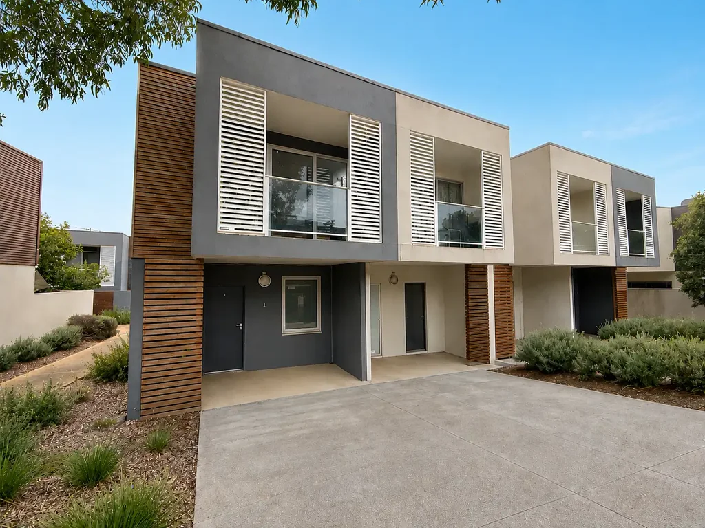 Convenient Townhouse Living Close to RMIT, La Trobe & University Hill