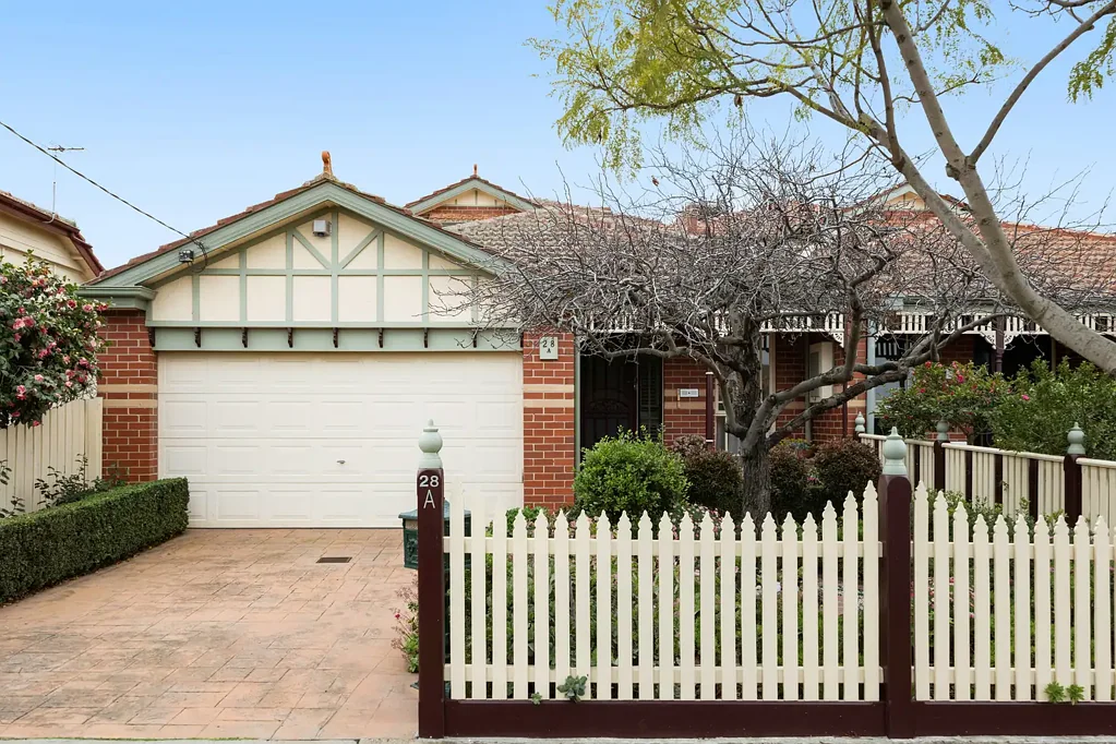 Essendon 4બેડરૂમ Family Excellence with Flexible Living & a North-Facing Entertainer's Garden