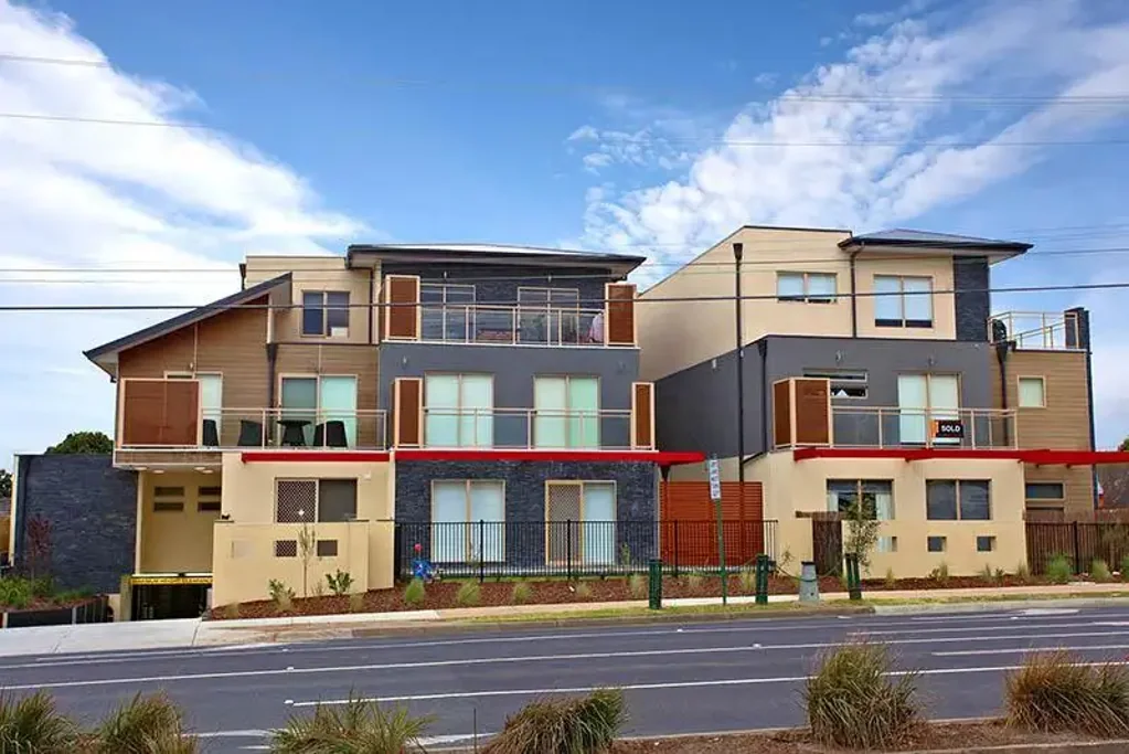 Burwood 1 Bedroom Ground Level Apartment with Private Courtyard!