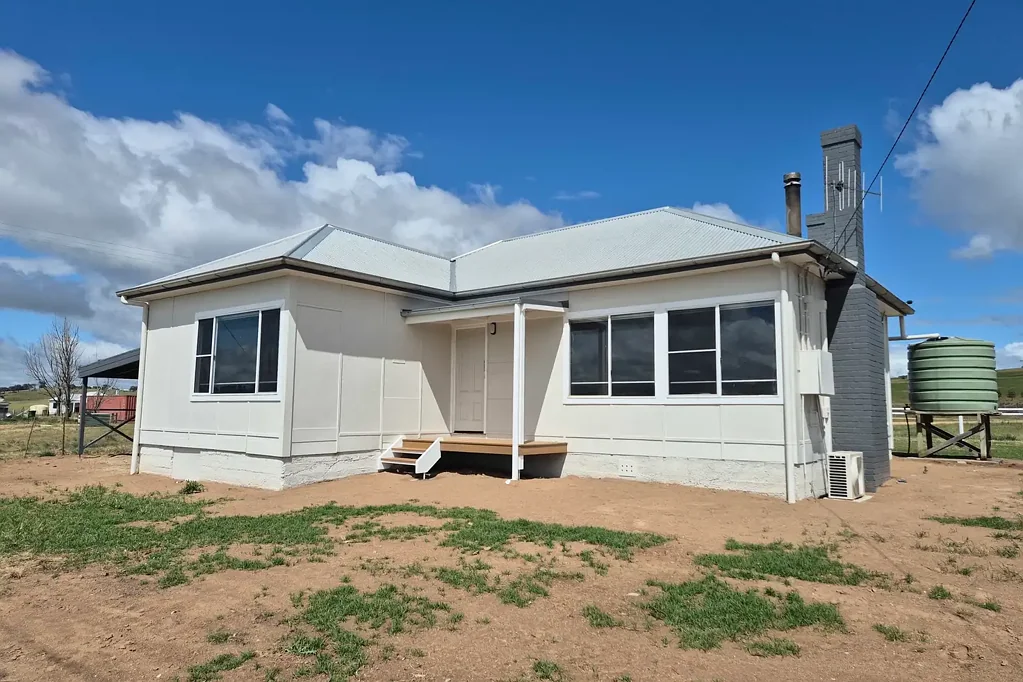 COUNTRY COTTAGE - MINUTES FROM TOWN!