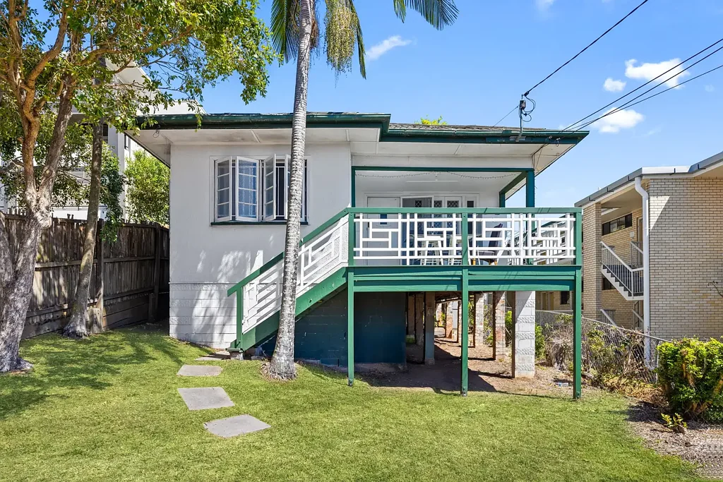 Taringa 3Kwarto Charming Post-War Home with City Views Ready for its Next Chapter!