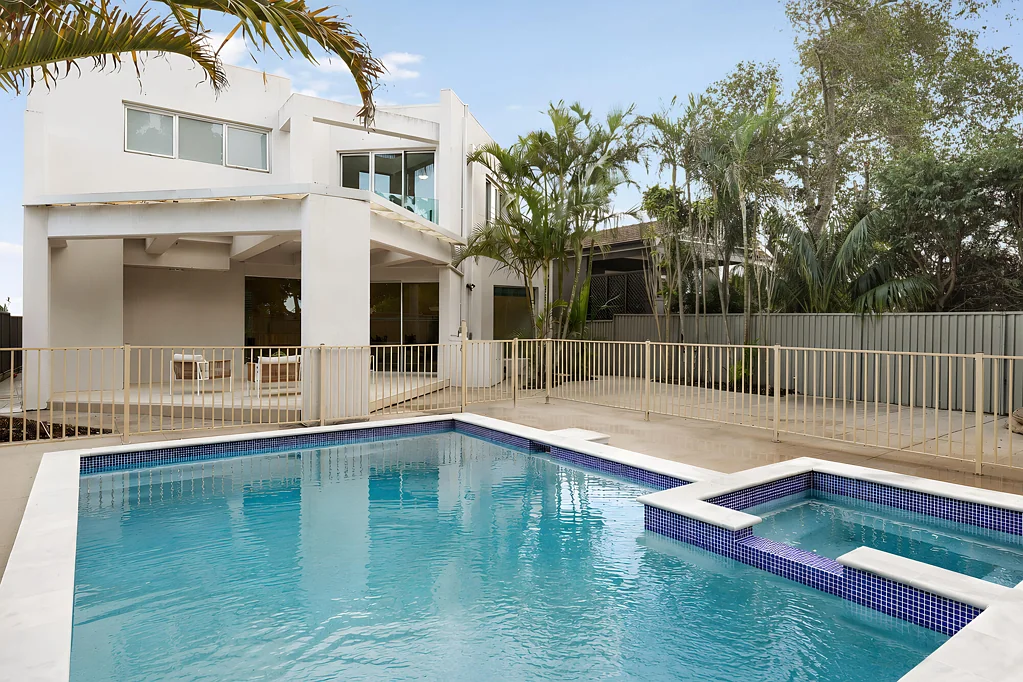 Blakehurst 6कमरा Grand Full-Brick Family Estate with Water Views & Resort-Style Luxury
