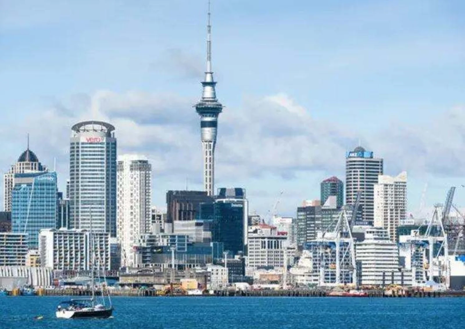 9月起,奥克兰青少年周末乘公交免费|英国Vodafone取消华为手机预购