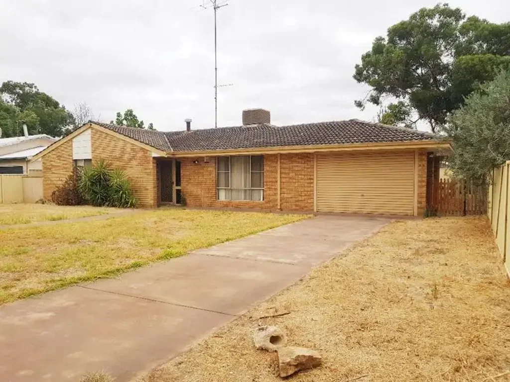 8 Dix Street, Moora, WA 6510