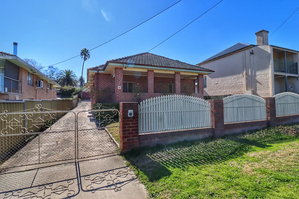 Cowra 4 Bedroom Renovated Full Brick Federation Home