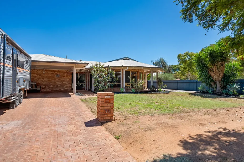 Hannans 4房  Spacious Family Living Opposite Parklands