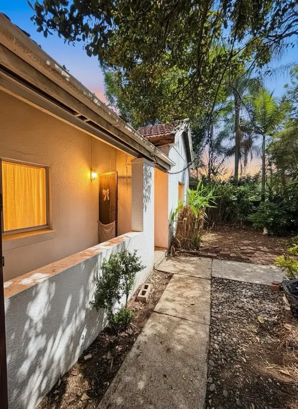 Fully Furnished in Ideal Location!!!!