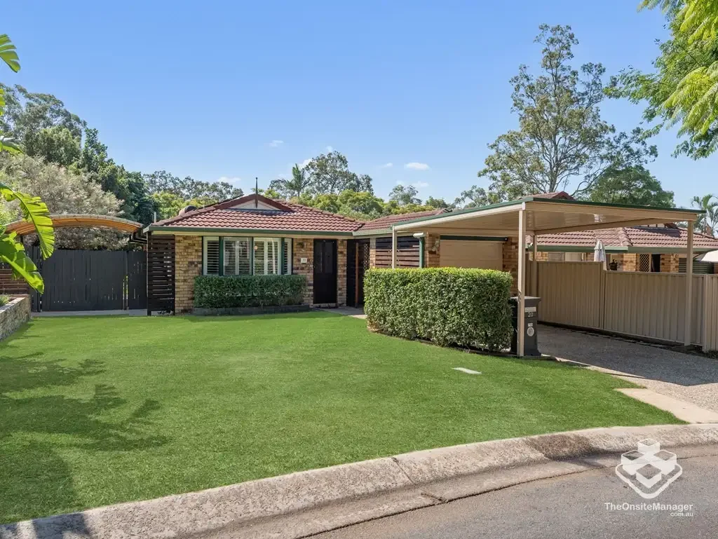 Charming Lowset Family Home in a Quite Forest Lake Cul-de-Sac