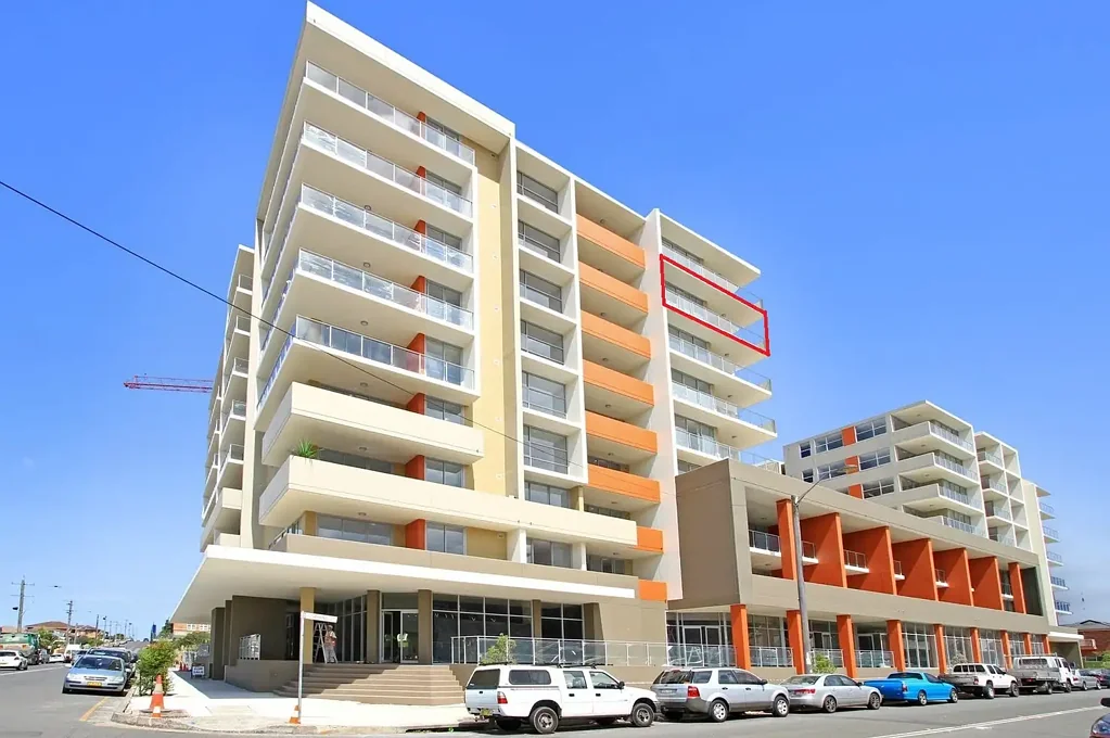 Wollongong 2房 8楼壮丽全景 视野无界 崖景城市天际线 温暖木地板 北向主卧套间浴 双滑门迎阳 开放式现代厨餐区 无缝融合 便捷交通枢纽 134m²大两居 安保车位 石英台面 洗碗机燃气灶 空调暖气 洗衣区 Sub-Penthouse Living with Spectacular Views