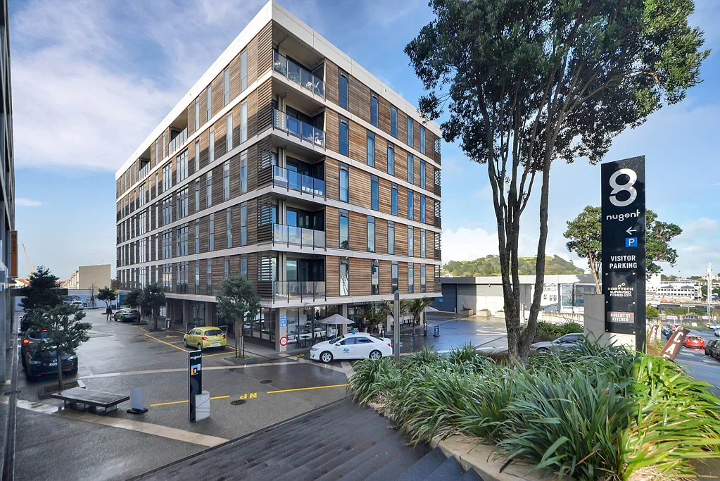 Stylish Grafton Apartment with one car park