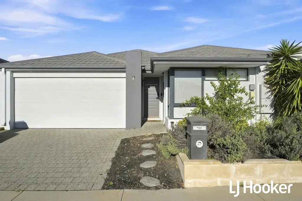 Spacious Four-Bedroom Home in Alkimos!