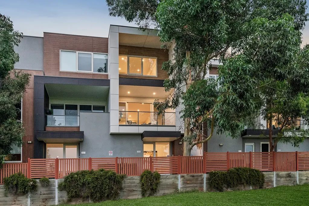Park-view prestige and luxuriously low maintenance