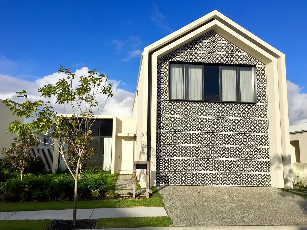 WATERVIEW LUXURY 4 BEDROOM TERRACE HOME AT THE LAKES RESIDENCES