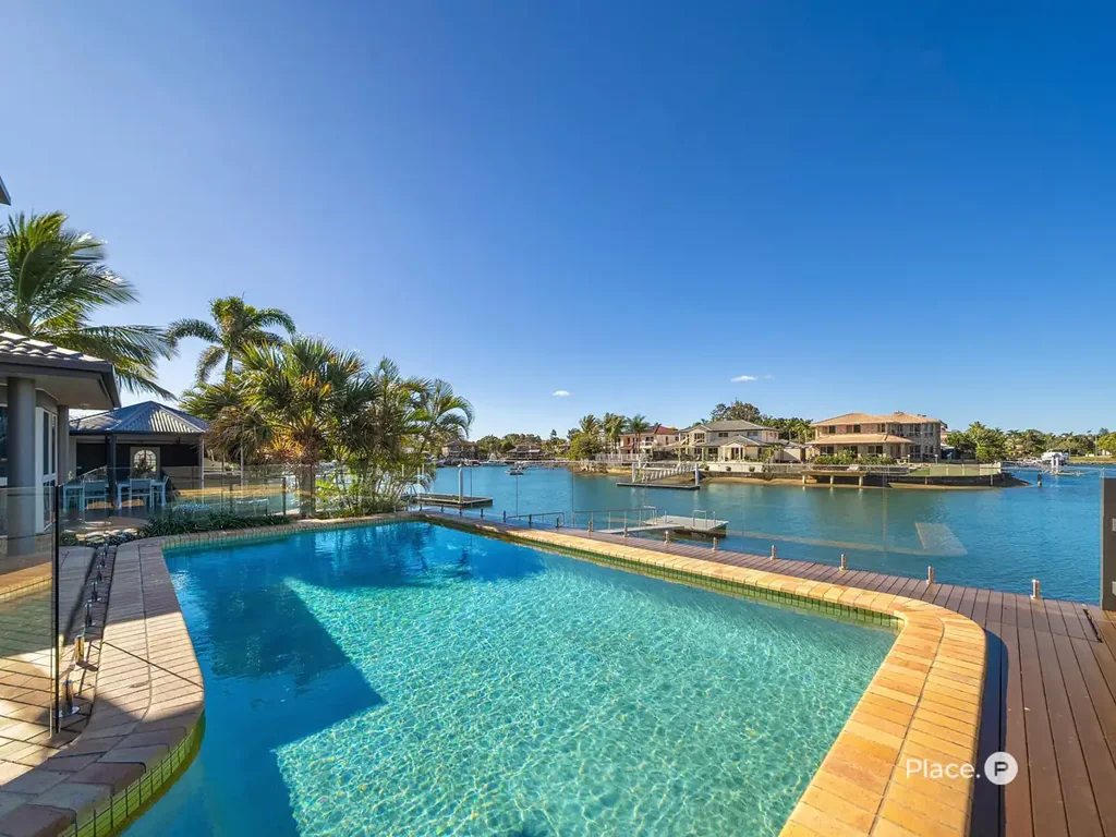 Newport 5 Bedroom Elegant Family Retreat on the Water