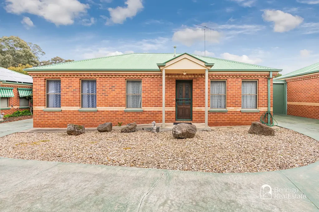 SPACIOUS TWO-BEDROOM UNIT WITH LOW-MAINTENANCE LIVING
