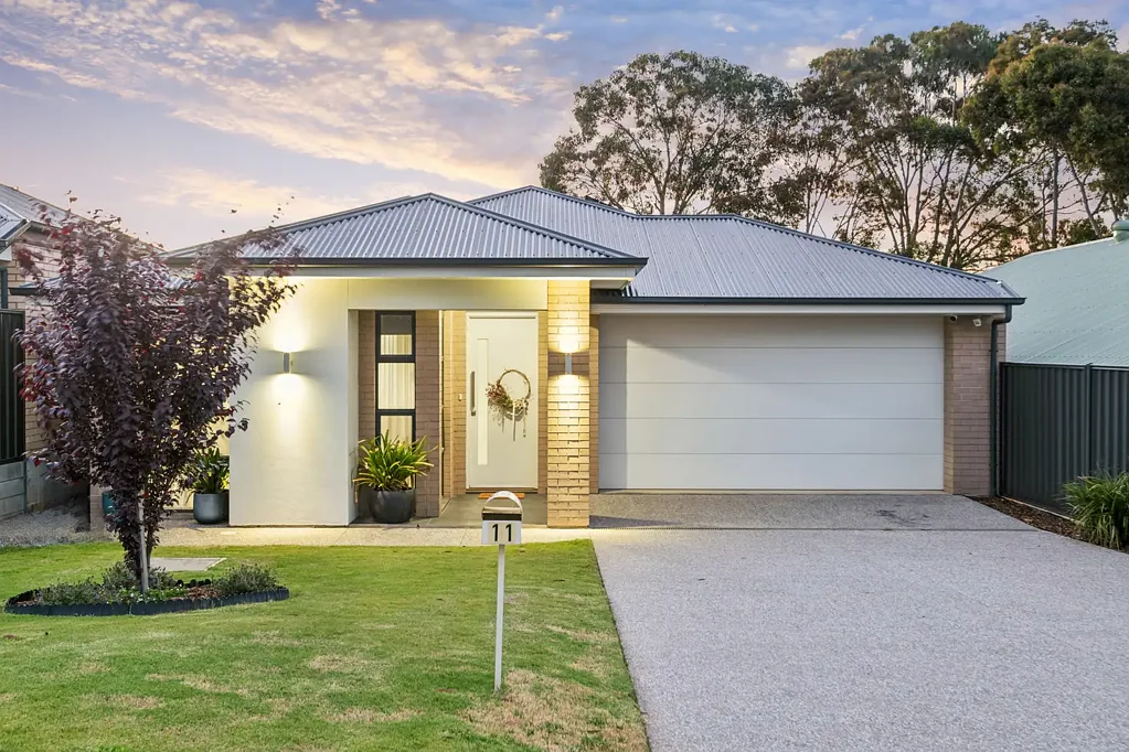 11 Canberra Drive, Aberfoyle Park, SA 5159