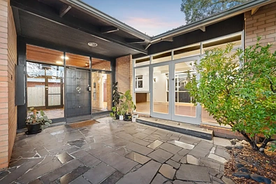 Templestowe Lower 3房 834平米拐角地块 塔斯马尼亚橡木地板 堆叠石壁炉 中期世纪特色 珍贵DD08分区 未来潜力无限 Timeless Mid-Century Character on a Generous Corner Allotment