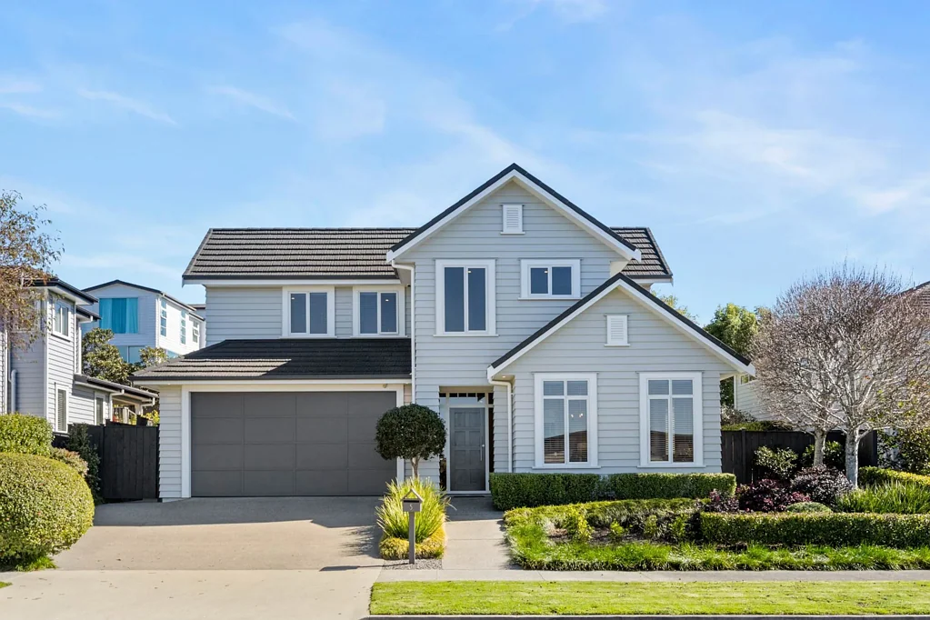 Millwater 4Kwarto Superbly Crafted Home in Sought After Location