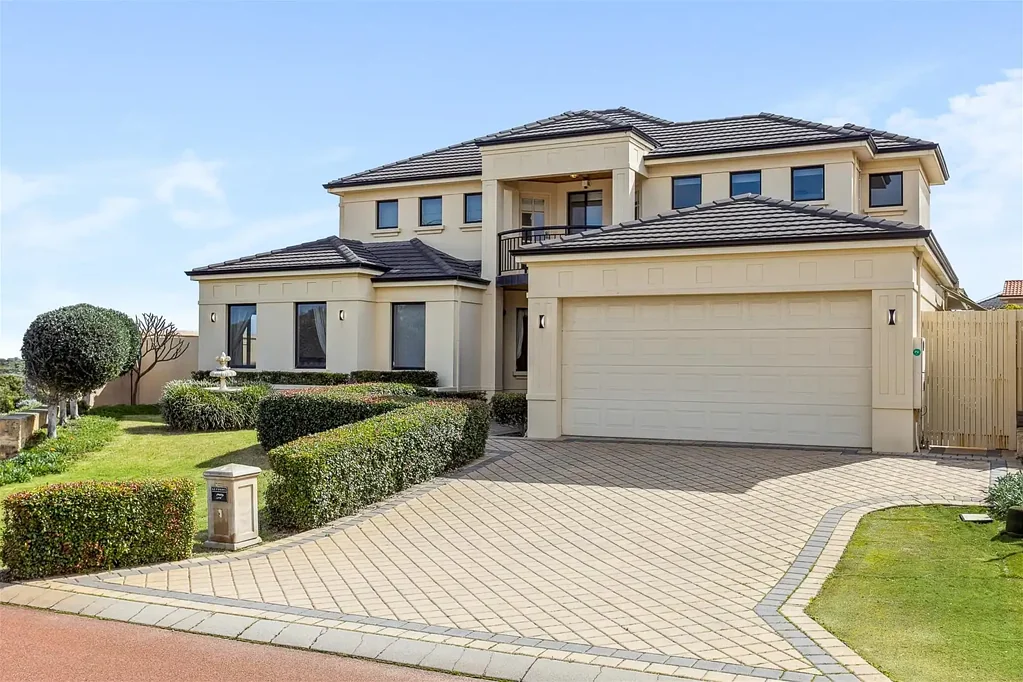 Luxurious Coastal 5-Bedroom Rental in Iluka