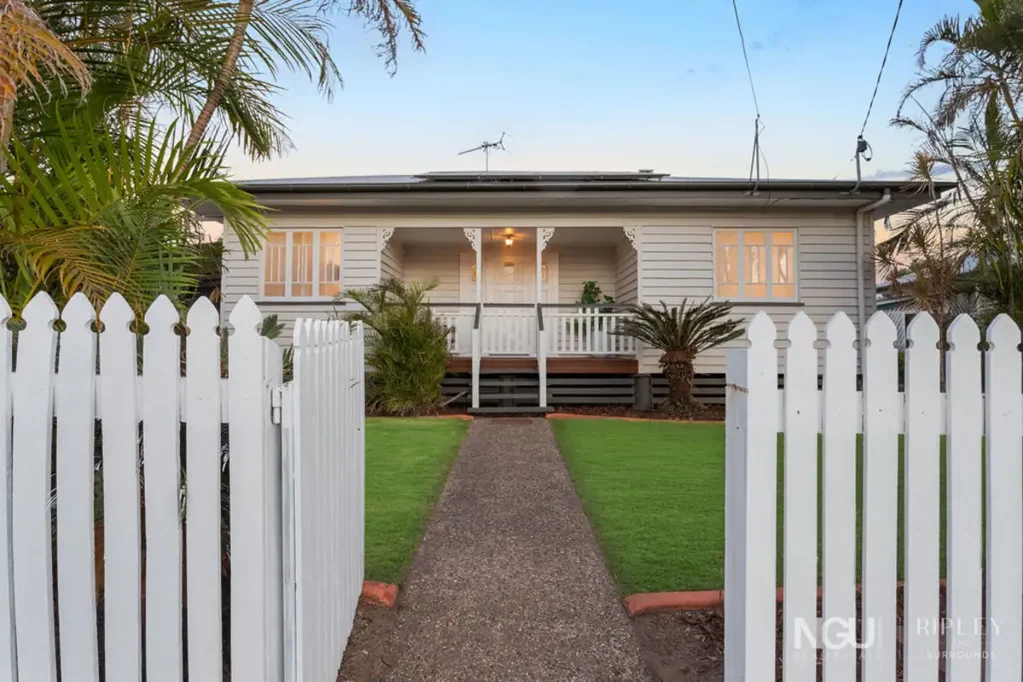 42 Dwyer Street, Silkstone, QLD 4304