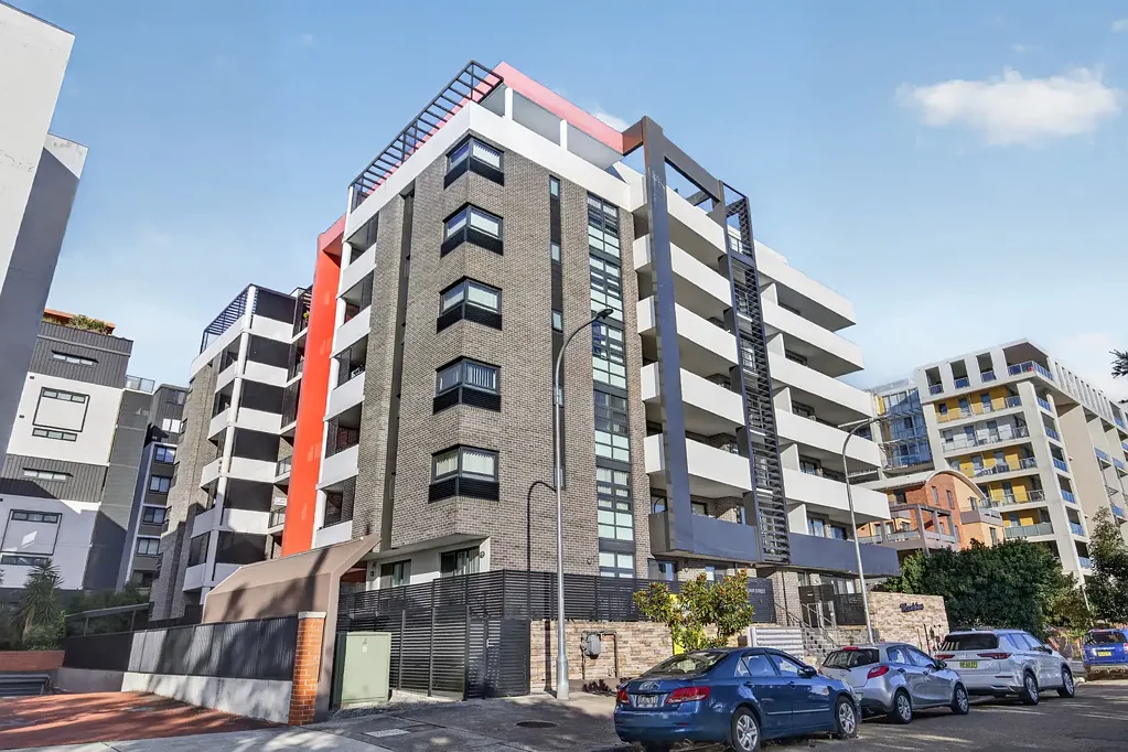 Liverpool 2房 时尚两居室 106m²全包面积 主卧带套间 开放式娱乐厨房 地下遥控车位 自然光线充沛 热门地段便利 A Perfect Combination - Location & Modern