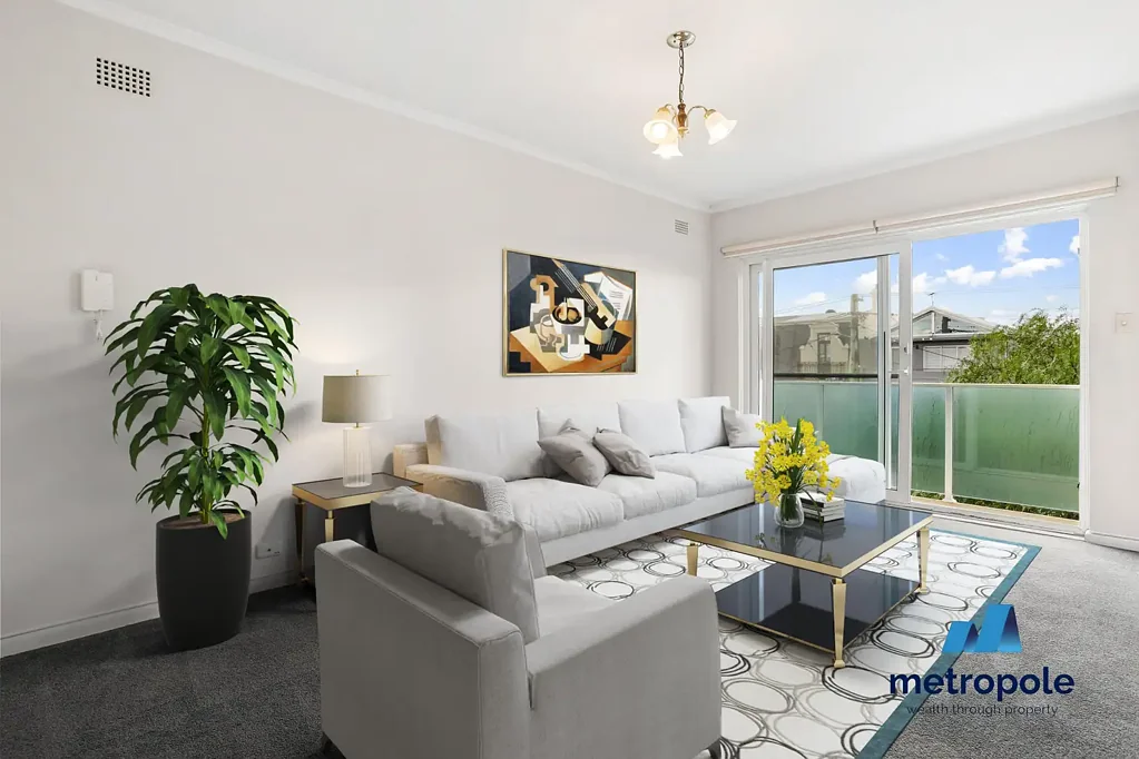 SUNLIT COASTAL LIVING WITH OCEAN VIEWS IN THE HEART OF CLOVELLY