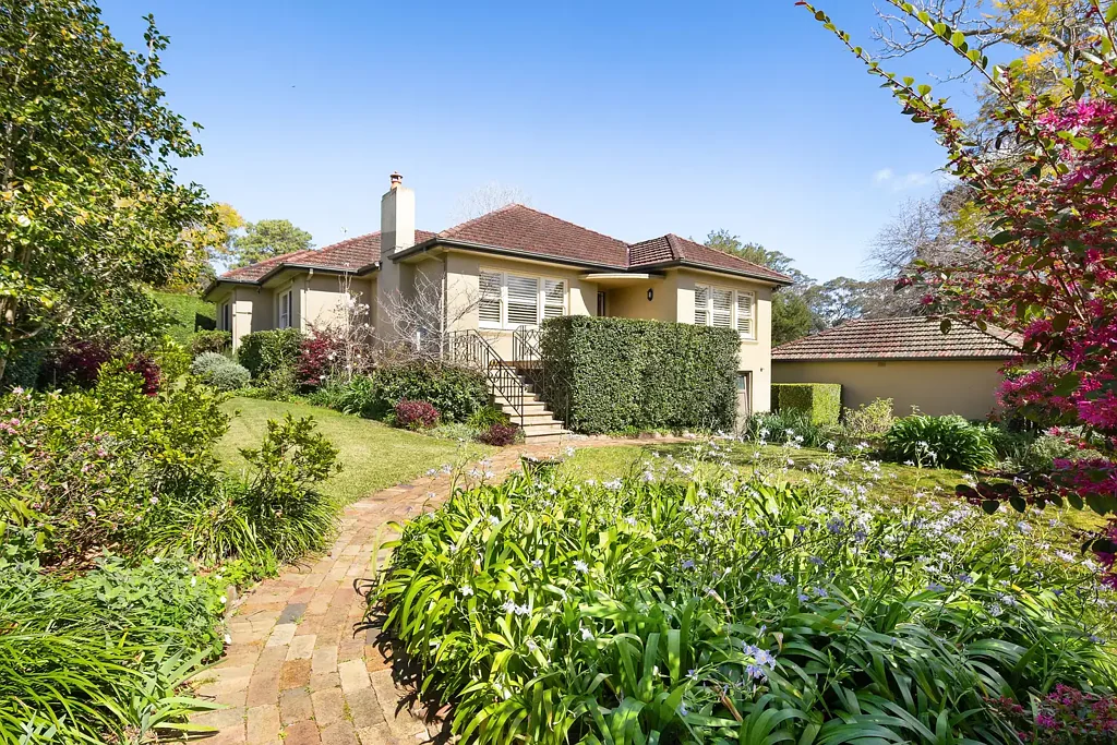 Wahroonga 4कमरा Private park-like 1296sqm with an engaging family home