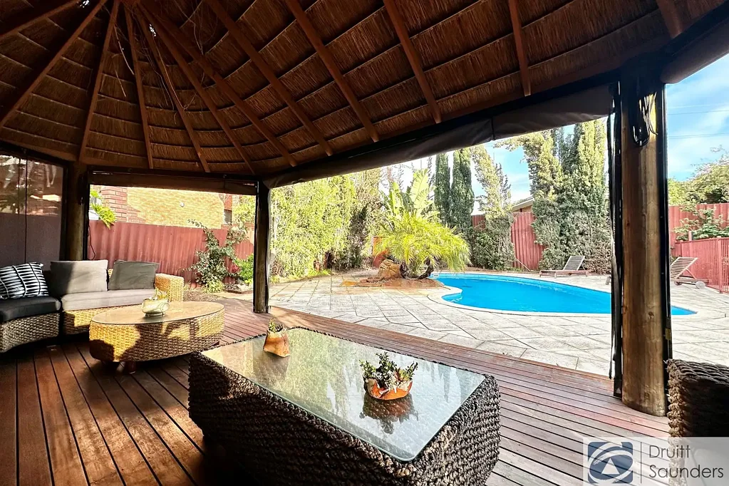 FURNISHED FAMILY HOME IN QUIET CUL-DE-SAC LOCATION