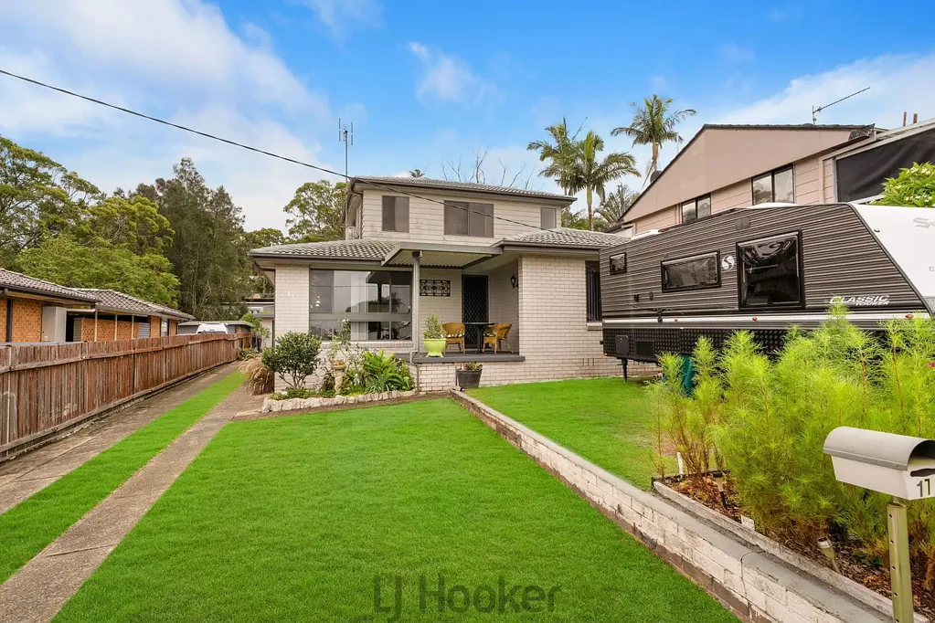 SPACIOUS FAMILY LIVING WITH POOLSIDE ENTERTAINING