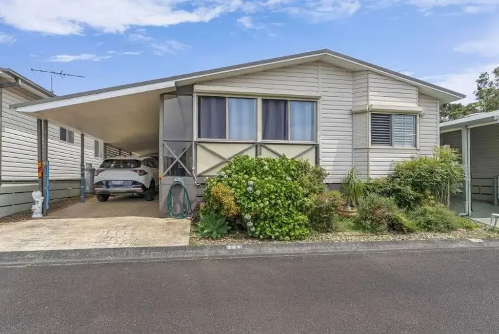 Lake Munmorah 3ห้องนอน Spacious Modern Living With Its Own Backyard!