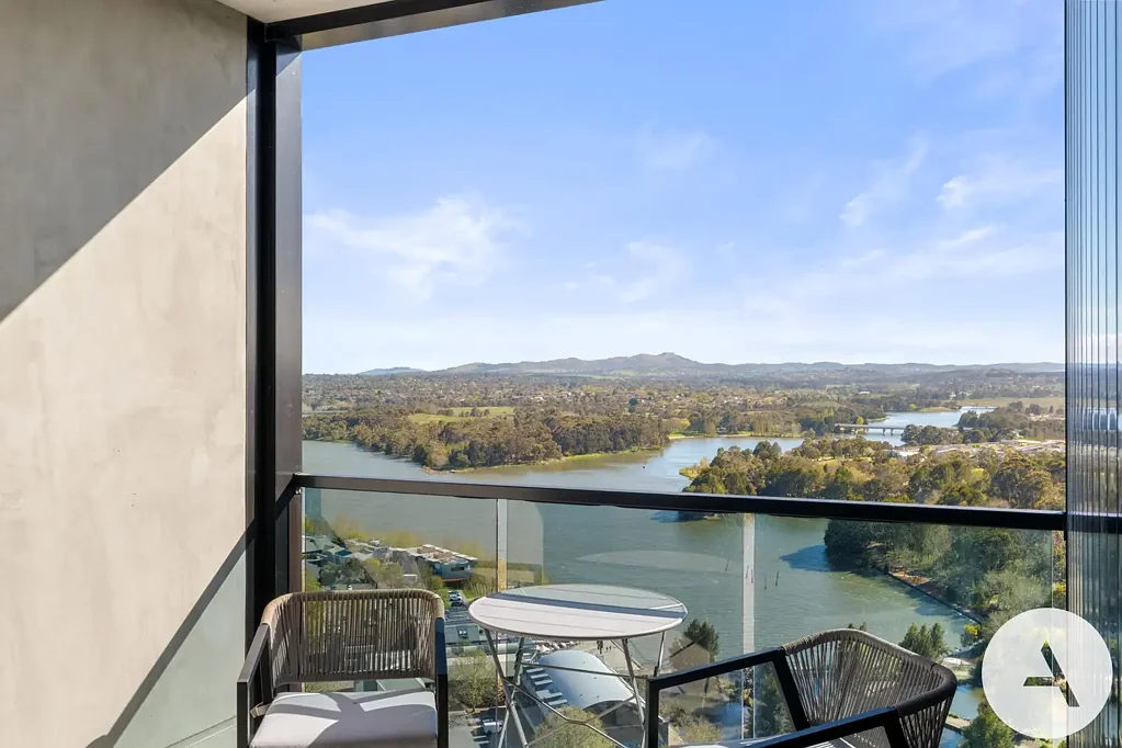 Belconnen 2ਬੈੱਡਰੂਮ Northfacing Elevated Living with Stunning Water-front View & Unrivaled Convenience - Move in Ready!