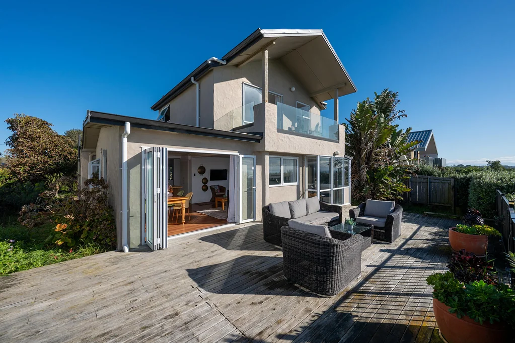 Te Awanga 2chambre Effortless Beachfront Living with Space to Spare