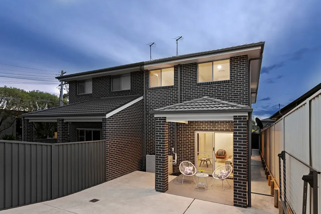 Lidcombe 5બેડરૂમ Near new family home in a fantastic location with rear street access