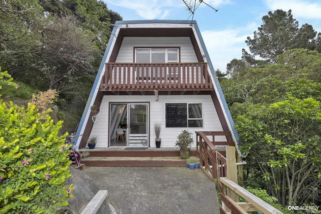 Plimmerton 2 Bedroom Escape to the Treetops - Your Sanctuary Awaits!
