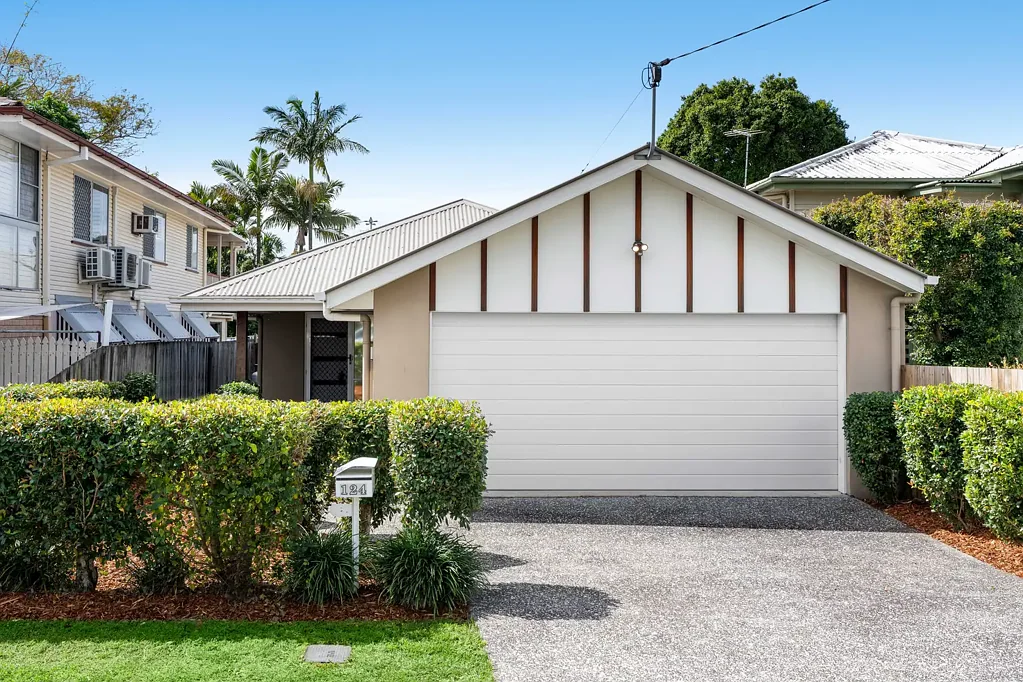 Wynnum 4બેડરૂમ Spacious Family Home with Soaring Ceilings & Effortless Entertaining