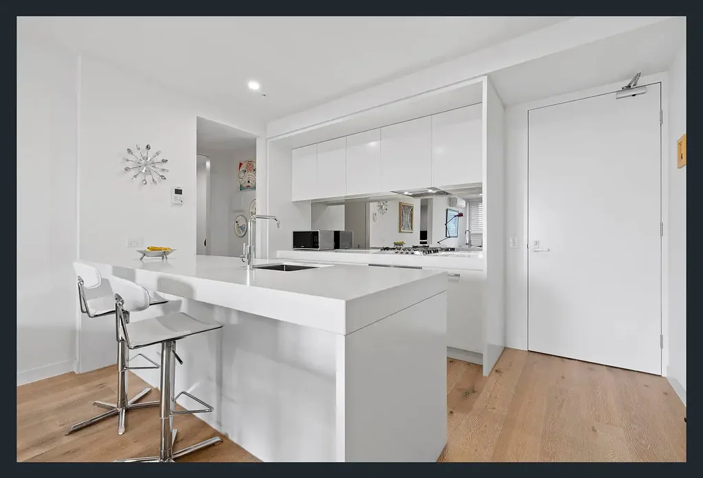 Elsternwick 2房 优地东北向 海滨风格宅 顶级Miele电器 气派早餐吧 豪华主卧套间 2车安全停 宽敞露台 便捷生活圈 100sqm Executive Style in the heart of the Village