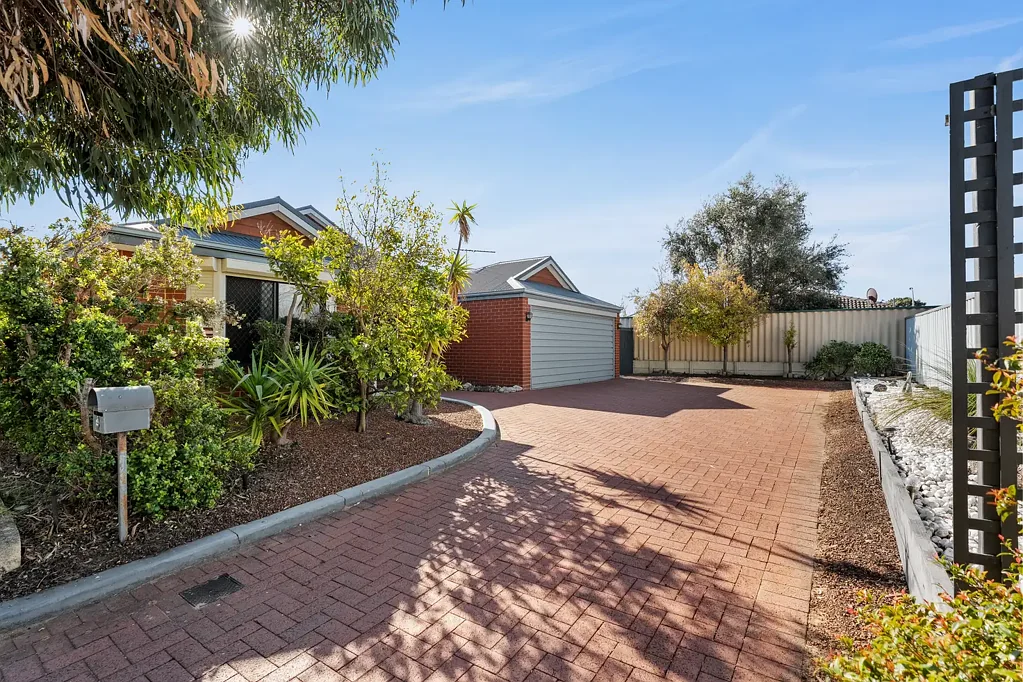 Port Kennedy 4房  LOVELY FAMILY HOME WITH LARGE ENTERTAINING AREA PLUS SPARKLING POOL!